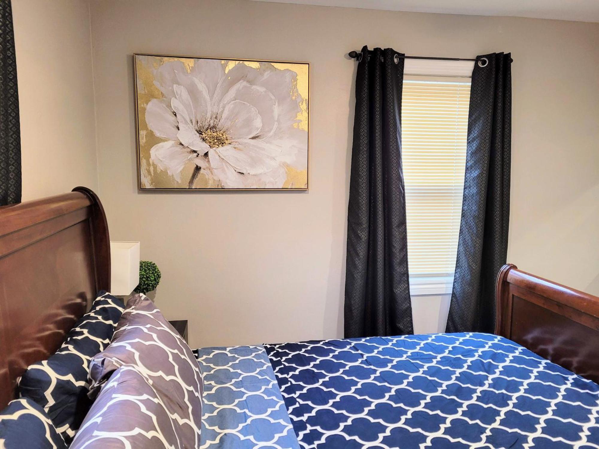 Sweet Home, King Bed, Backyard And Parking *