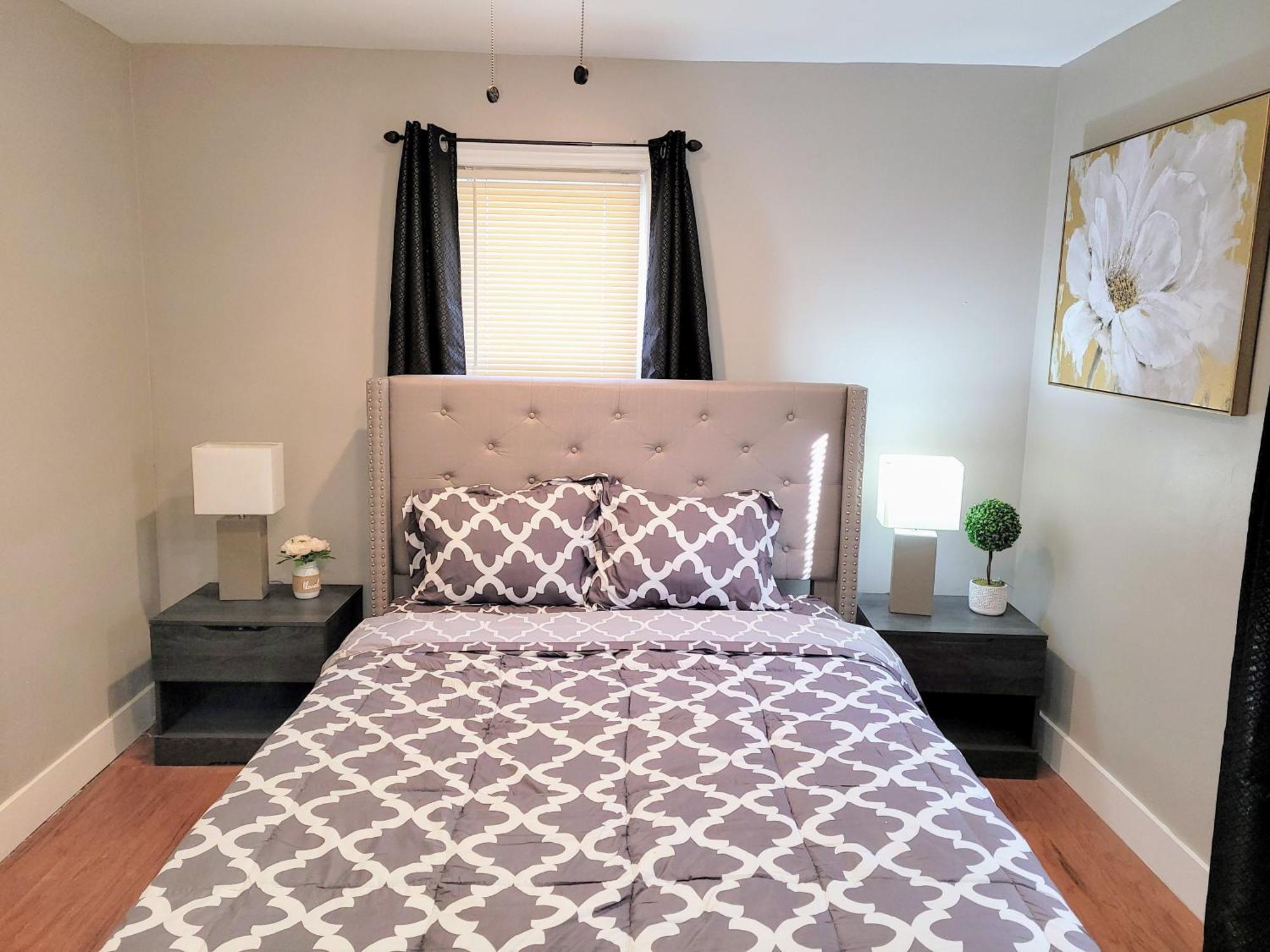 Sweet Home, King Bed, Backyard And Parking Holiday home *