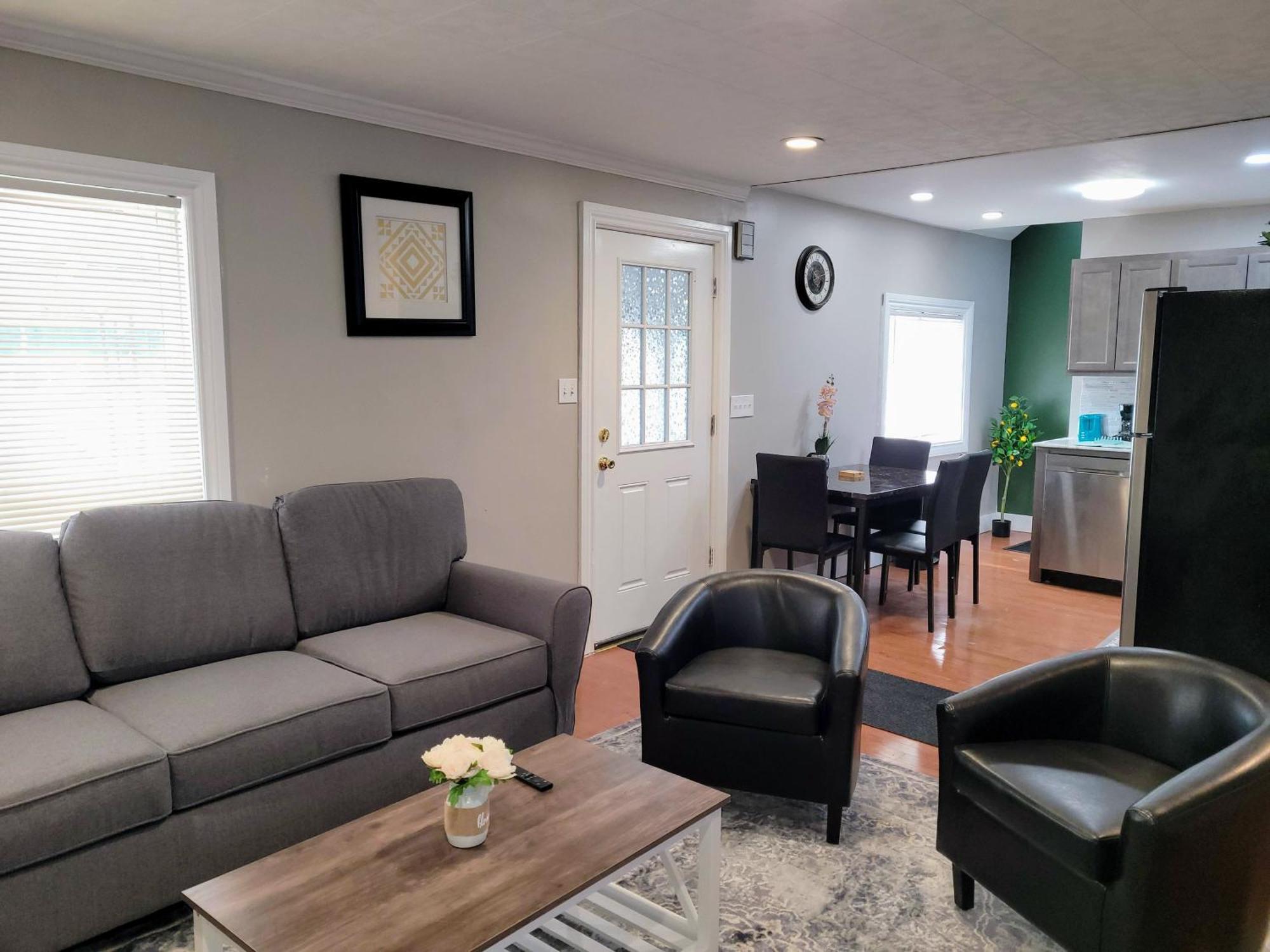 Sweet Home, King Bed, Backyard And Parking