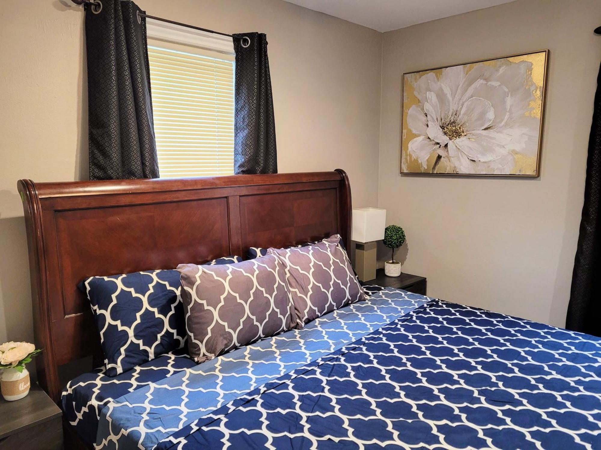 Sweet Home, King Bed, Backyard And Parking *